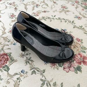 Elegant Black Heels with Bow Detail